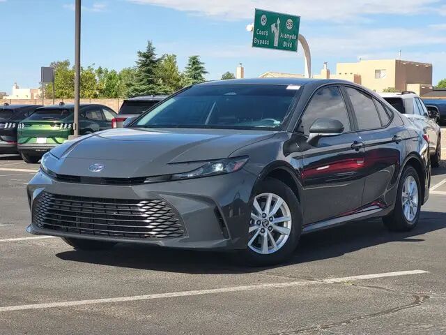 2025 Toyota Camry SE — photo 1 of 14