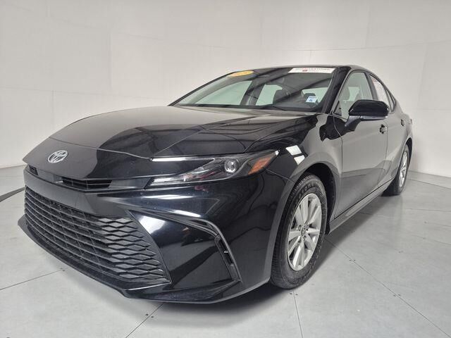 2025 Toyota Camry LE — photo 1 of 13