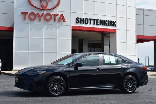 2025 Toyota Camry SE — photo 1 of 13
