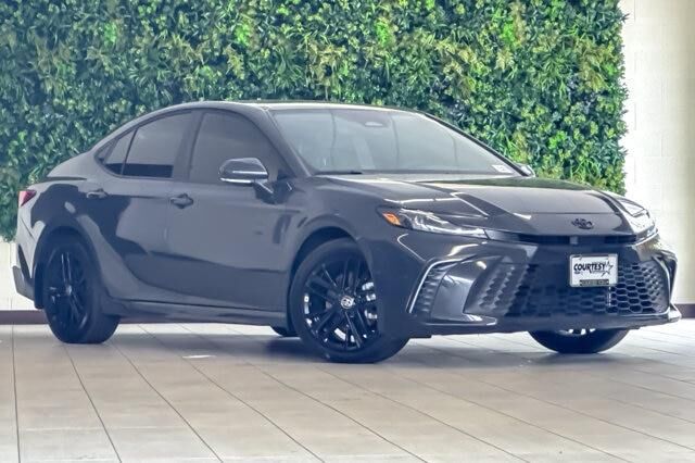 2025 Toyota Camry SE — photo 1 of 5
