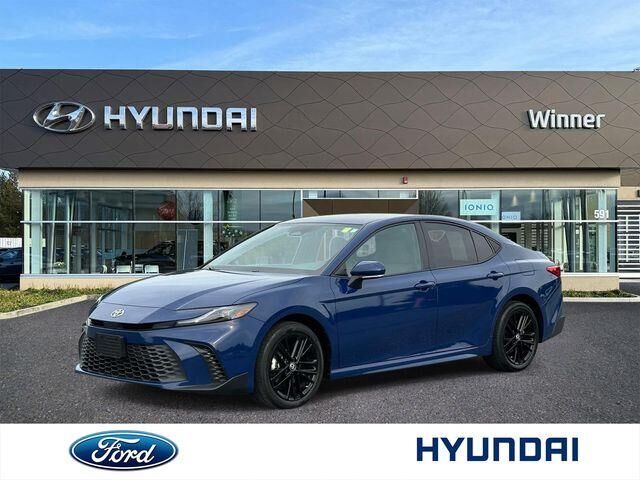 2025 Toyota Camry SE — photo 1 of 13