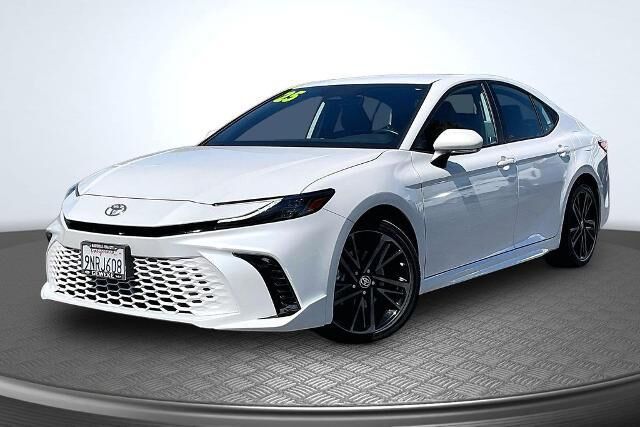 2025 Toyota Camry SE — photo 1 of 13