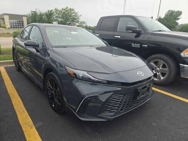 2025 Toyota Camry SE — photo 1 of 3