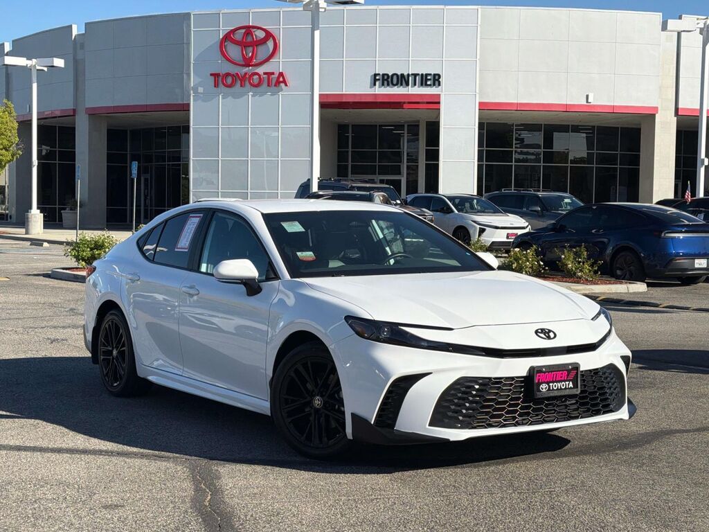 2025 Toyota Camry SE — photo 1 of 26