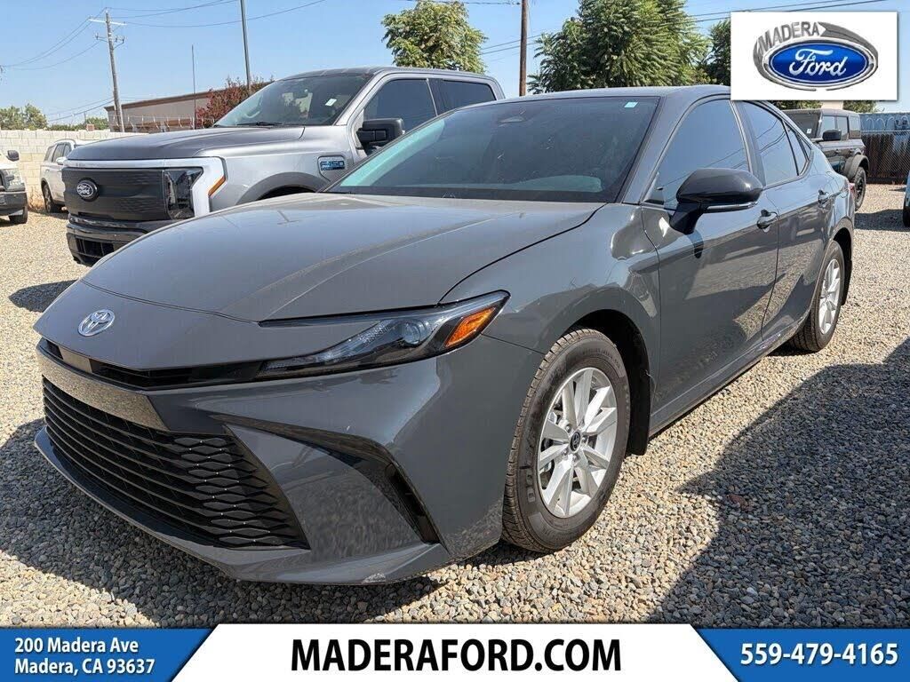 2025 Toyota Camry SE — photo 1 of 1