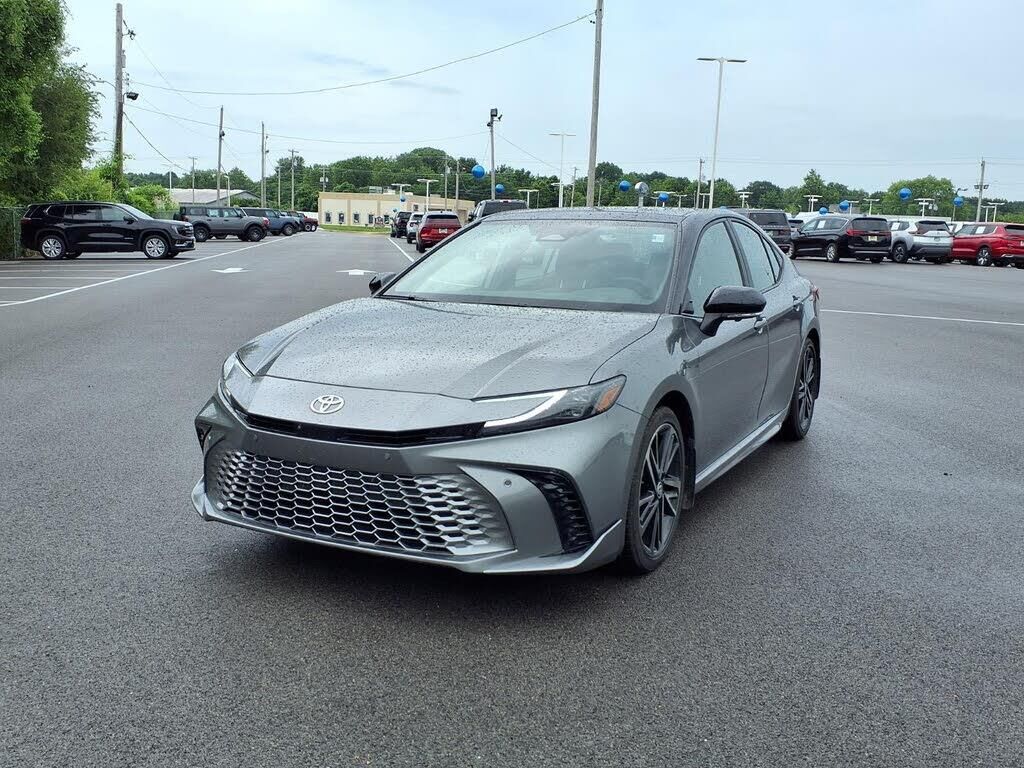 2025 Toyota Camry SE — photo 1 of 3