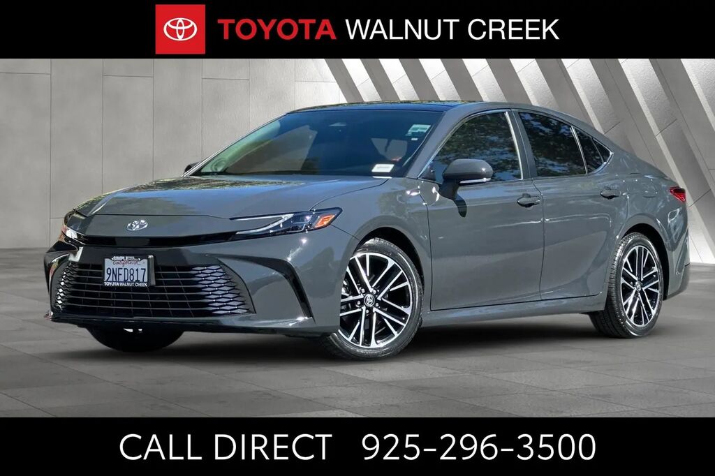 2025 Toyota Camry SE — photo 1 of 10