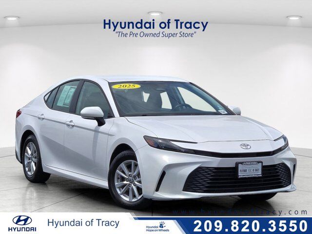 2025 Toyota Camry LE — photo 1 of 13