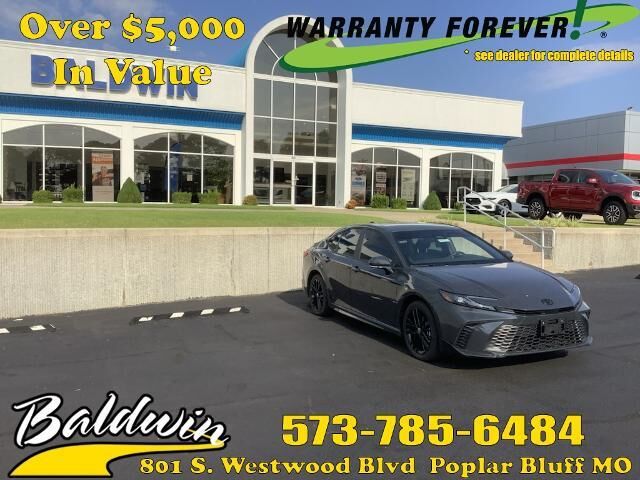 2025 Toyota Camry SE — photo 1 of 13