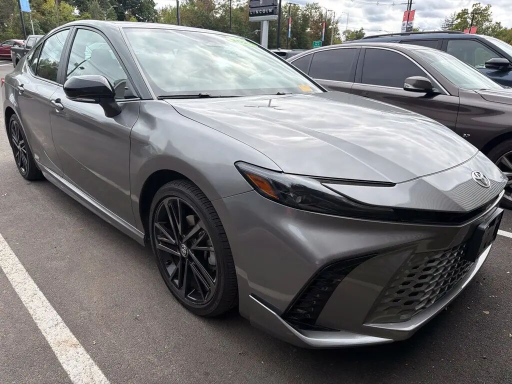 2025 Toyota Camry SE — photo 1 of 10
