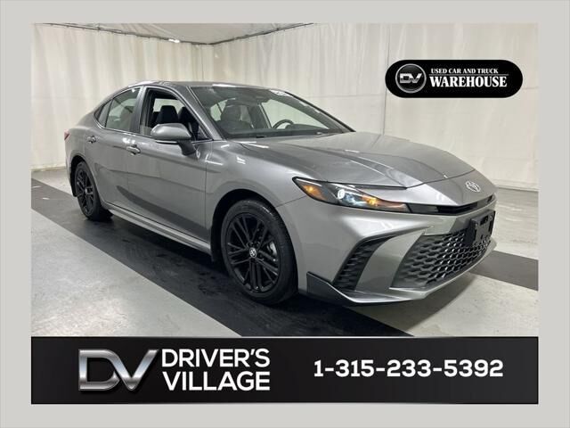 2025 Toyota Camry SE — photo 1 of 14