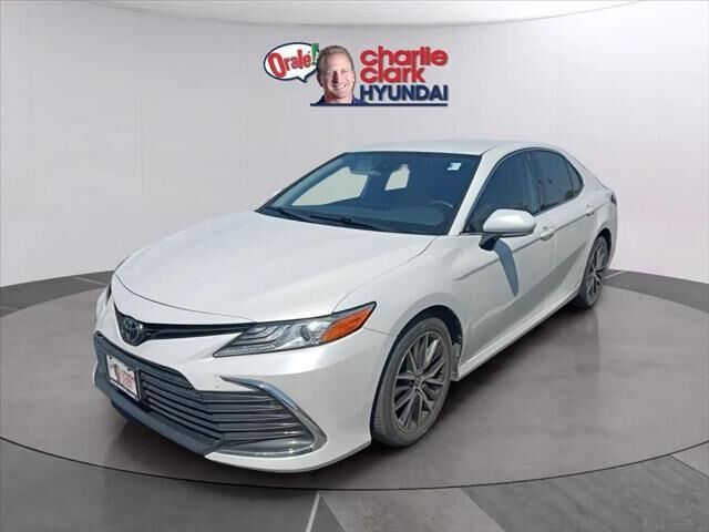 2022 Toyota Camry XLE — photo 1 of 7