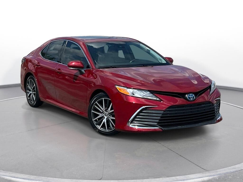 2022 Toyota Camry Hybrid XLE — photo 1 of 12