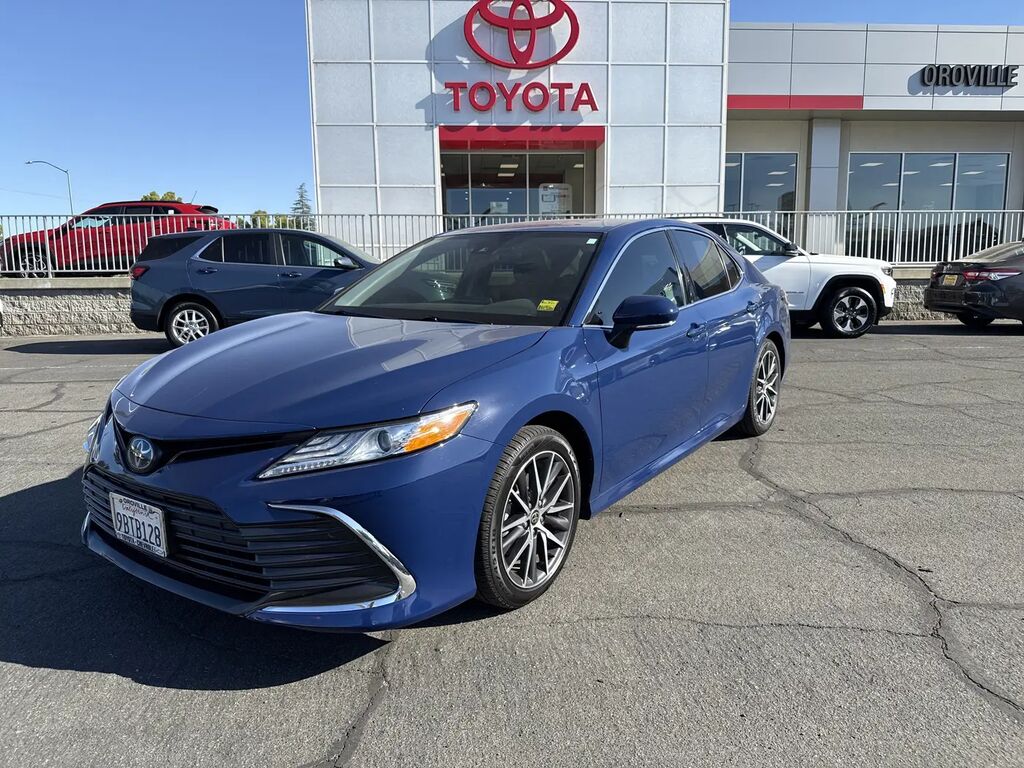 2023 Toyota Camry Hybrid XLE — photo 1 of 14