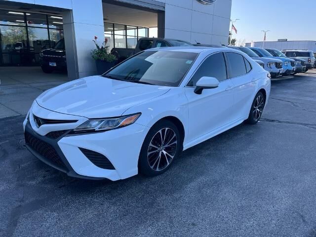2020 Toyota Camry SE — photo 1 of 8