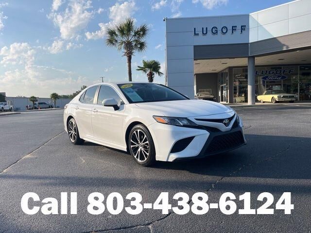2020 Toyota Camry SE — photo 1 of 13