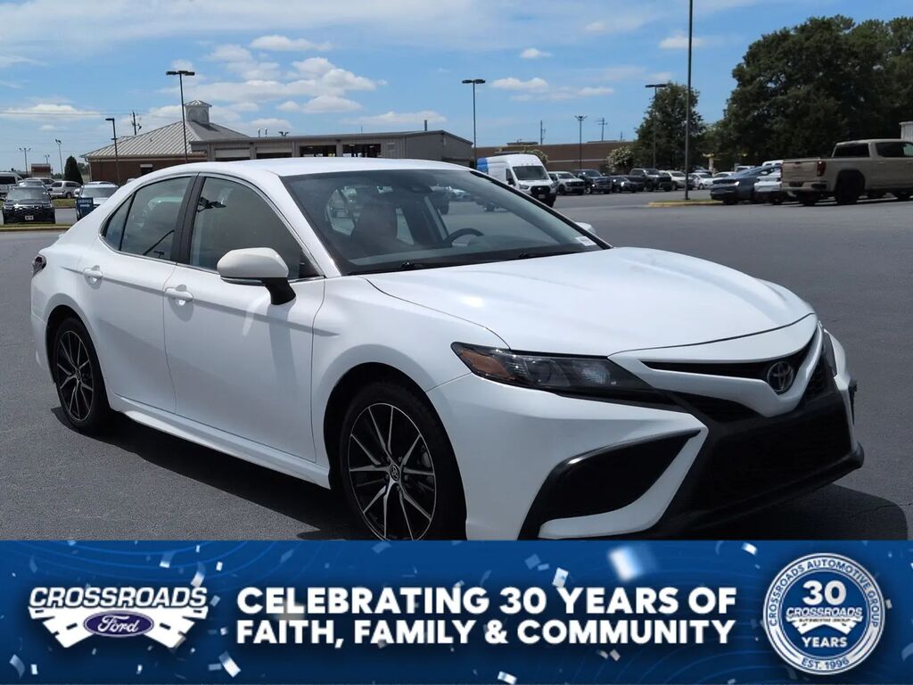 2024 Toyota Camry SE — photo 1 of 16
