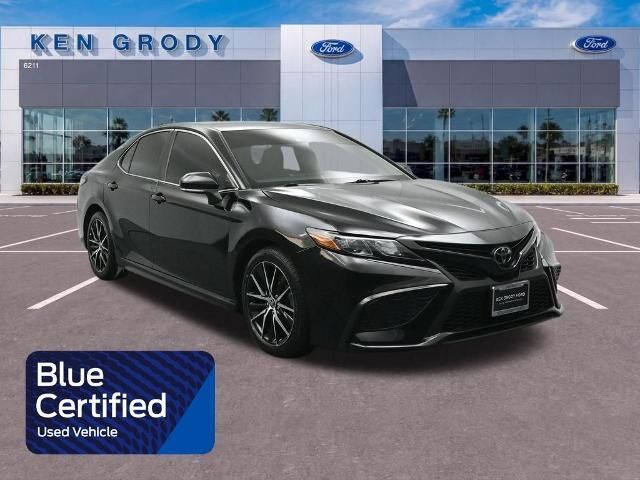 2022 Toyota Camry SE — photo 1 of 12
