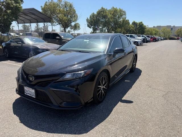 2022 Toyota Camry SE — photo 1 of 4