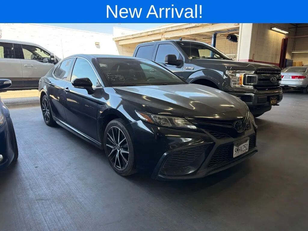 2024 Toyota Camry SE — photo 1 of 28
