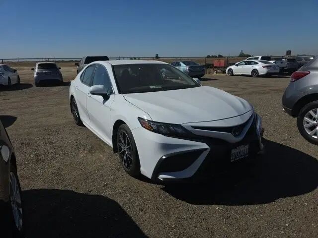 2024 Toyota Camry SE — photo 1 of 5