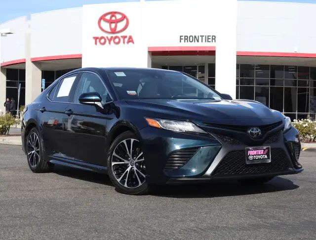 2020 Toyota Camry SE — photo 1 of 13