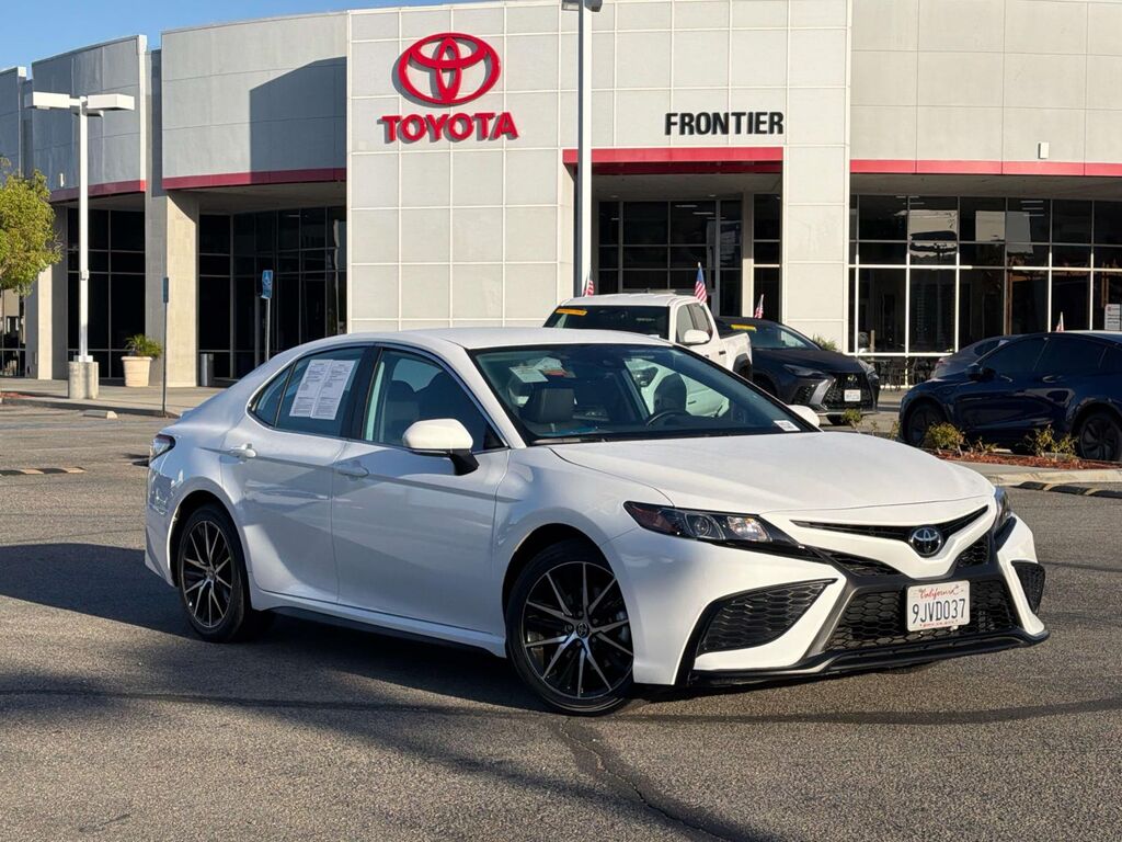 2024 Toyota Camry SE Auto (Natl) — photo 1 of 13