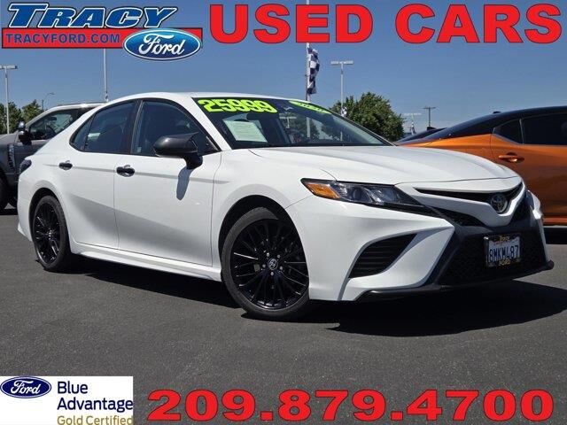 2020 Toyota Camry SE — photo 1 of 20