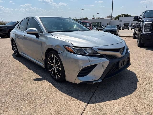 2020 Toyota Camry SE — photo 1 of 8