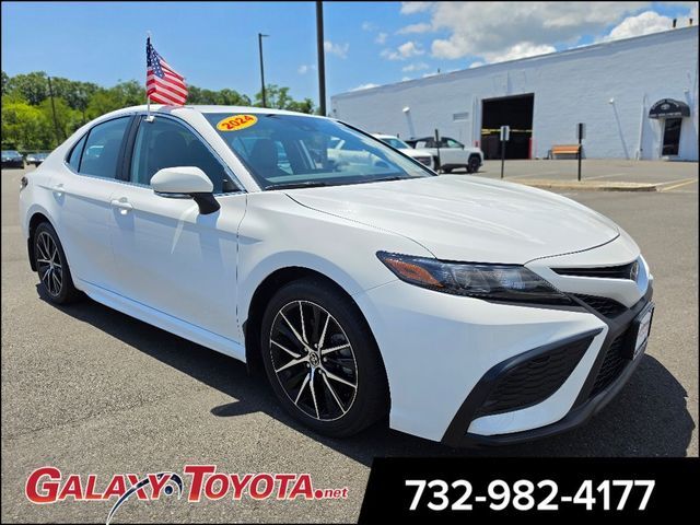 2024 Toyota Camry SE — photo 1 of 13