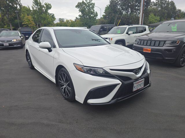 2024 Toyota Camry SE — photo 1 of 11