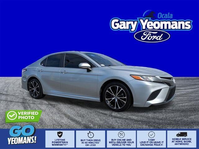 2020 Toyota Camry SE — photo 1 of 2
