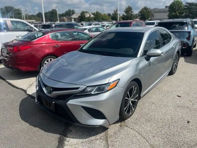 2020 Toyota Camry SE — photo 1 of 13