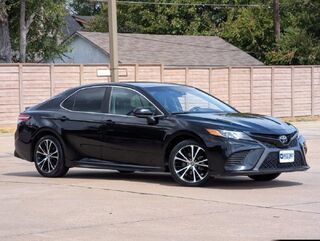 2020 Toyota Camry SE — photo 1 of 13