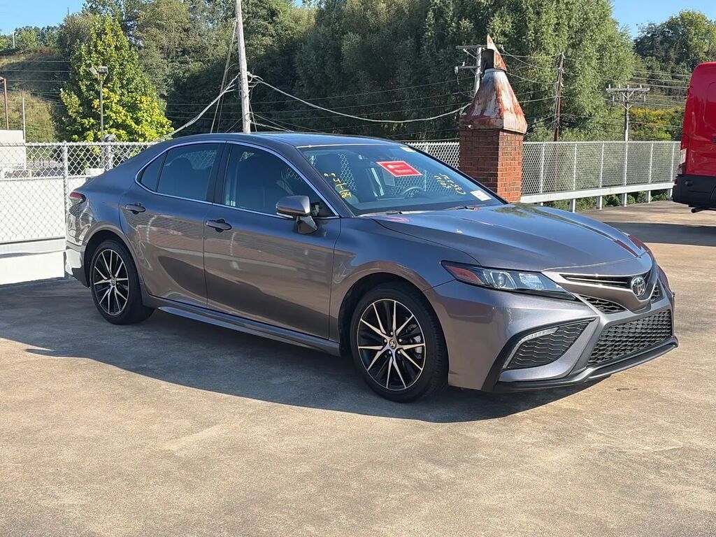 2024 Toyota Camry SE — photo 1 of 5