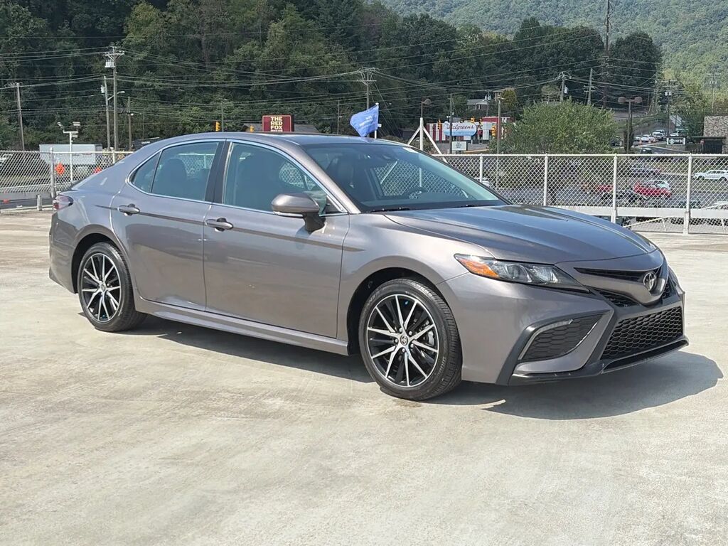 2024 Toyota Camry SE — photo 1 of 13