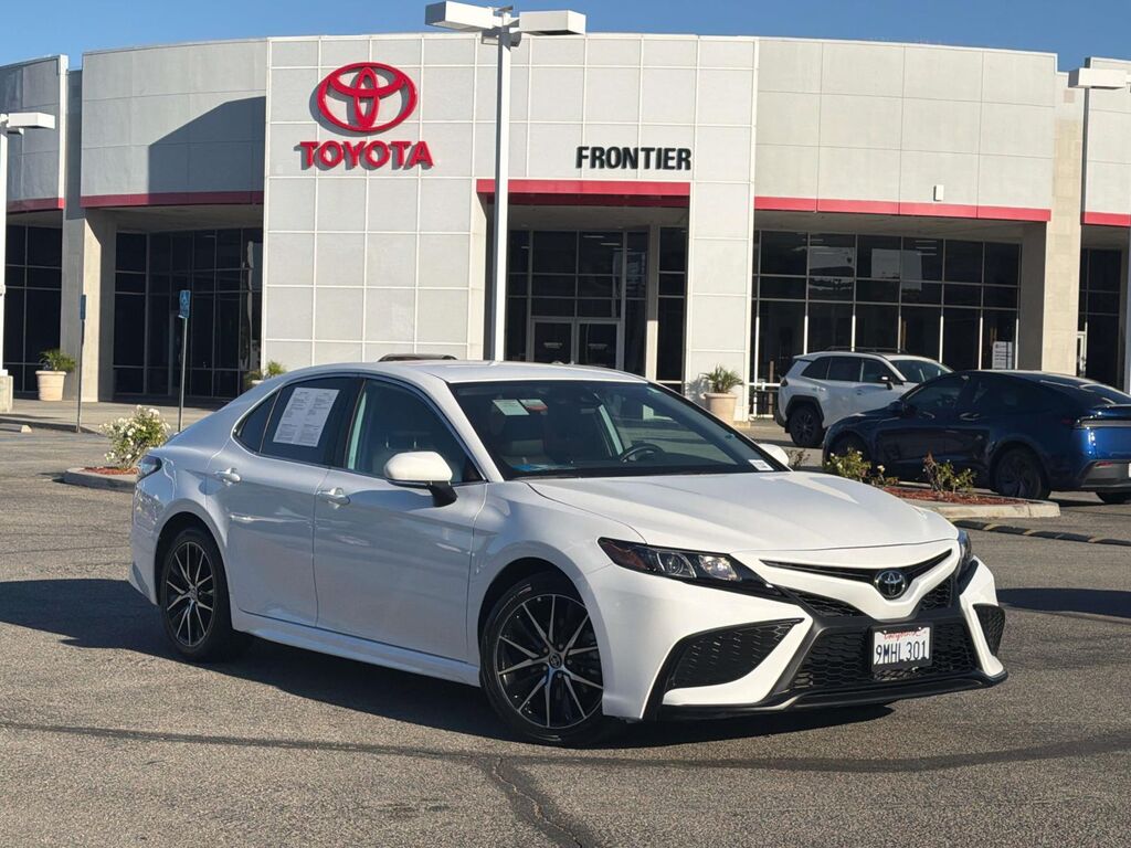 2024 Toyota Camry SE Auto (Natl) — photo 1 of 13