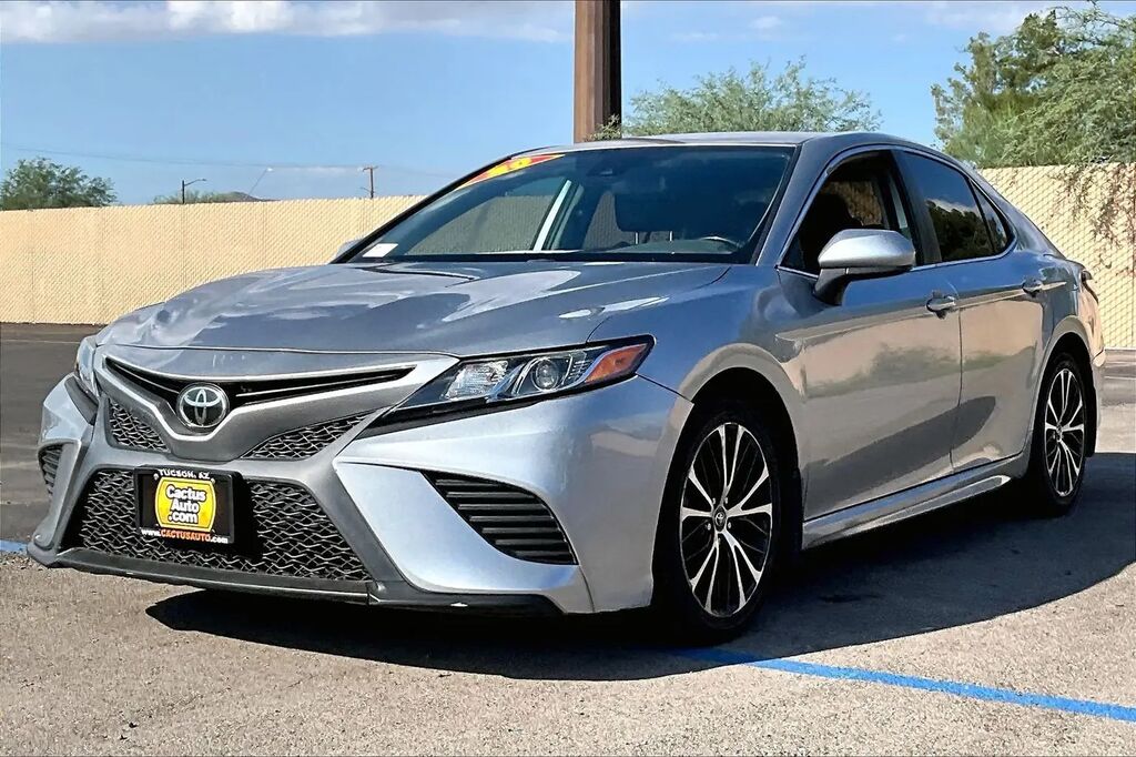 2020 Toyota Camry SE — photo 1 of 1