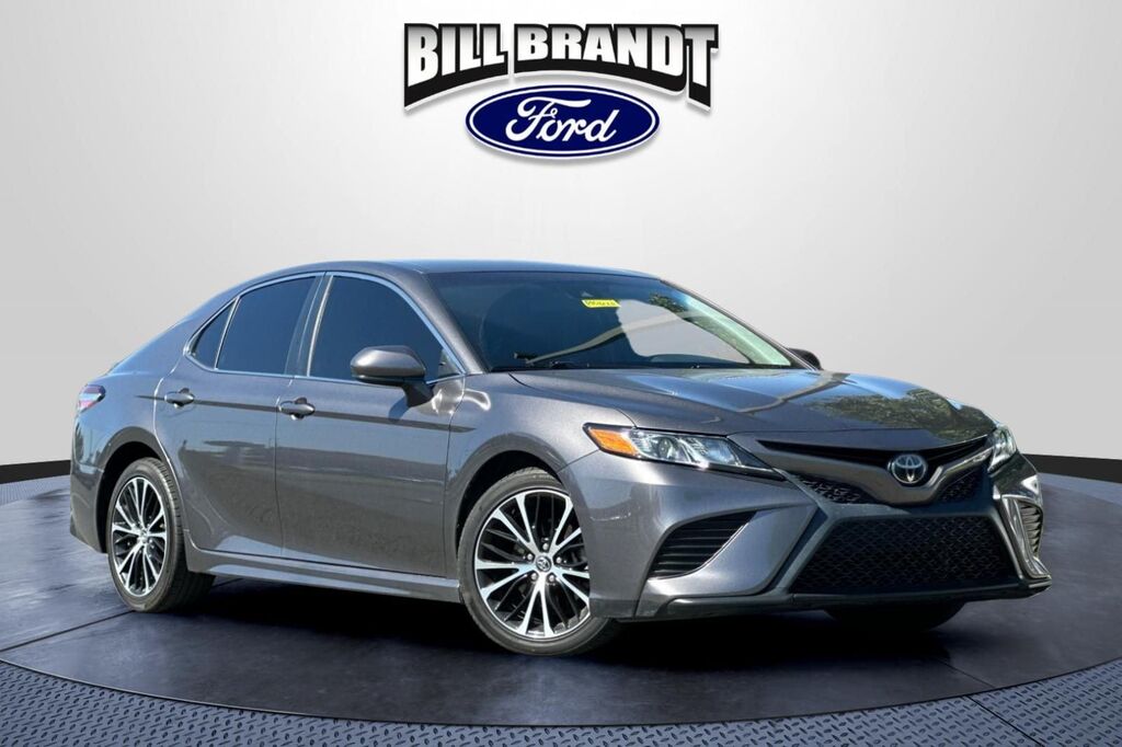 2020 Toyota Camry SE — photo 1 of 20