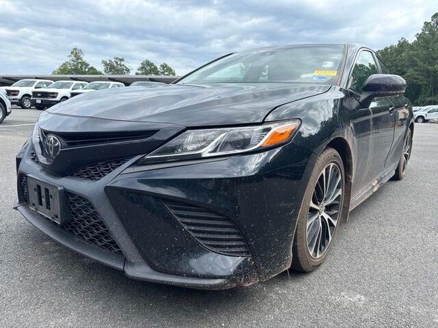 2020 Toyota Camry SE — photo 1 of 14
