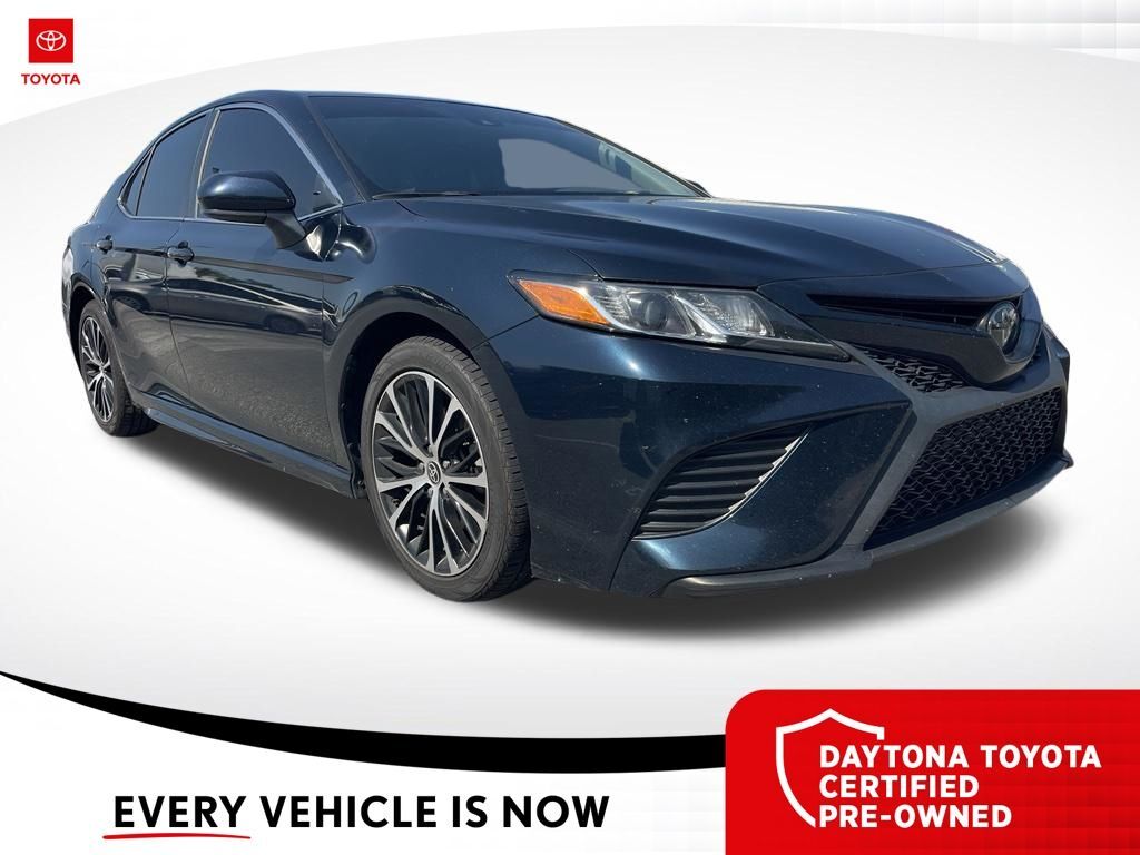 2020 Toyota Camry SE — photo 1 of 10