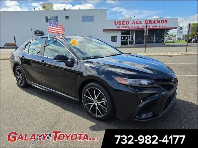2024 Toyota Camry SE — photo 1 of 13