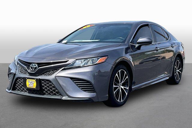 2020 Toyota Camry SE — photo 1 of 13