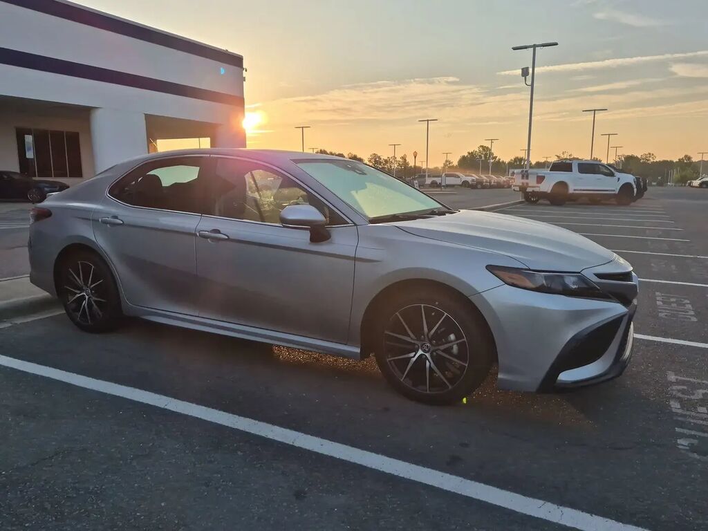 2024 Toyota Camry SE — photo 1 of 13