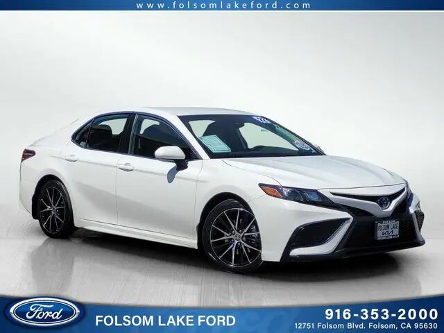 2022 Toyota Camry Hybrid SE — photo 1 of 13
