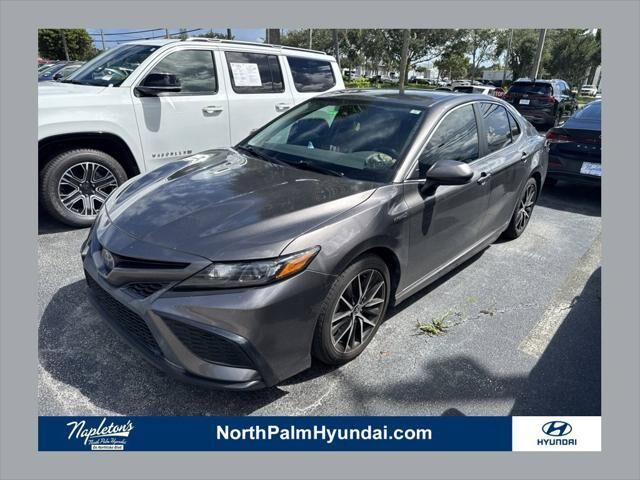 2021 Toyota Camry Hybrid SE — photo 1 of 13