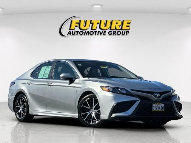 2022 Toyota Camry Hybrid SE — photo 1 of 52