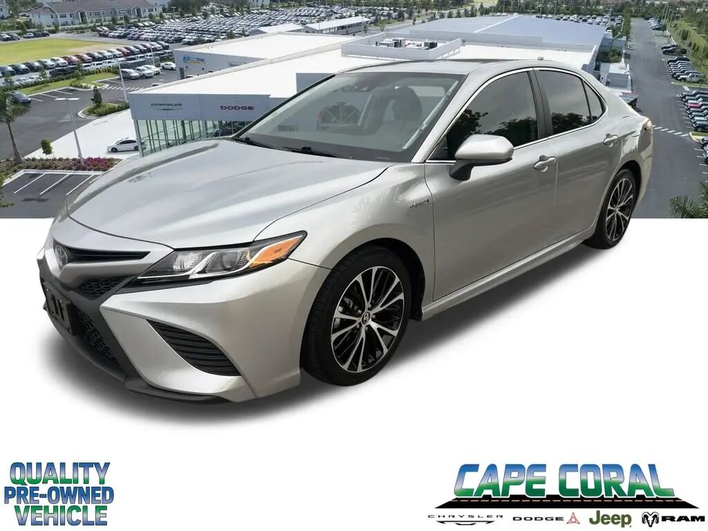 2020 Toyota Camry Hybrid SE — photo 1 of 13