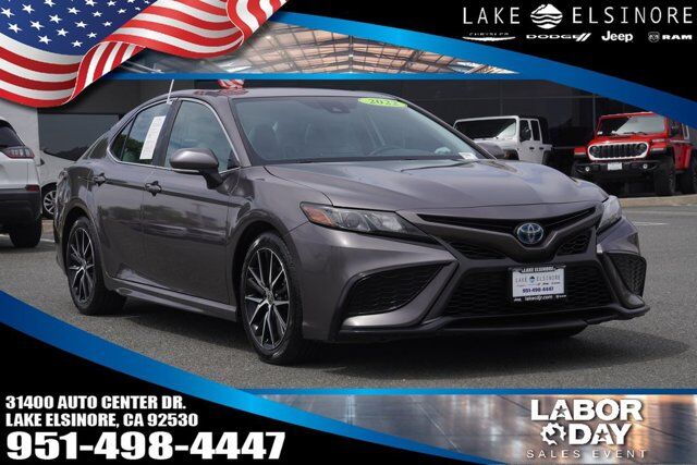 2022 Toyota Camry Hybrid SE — photo 1 of 13