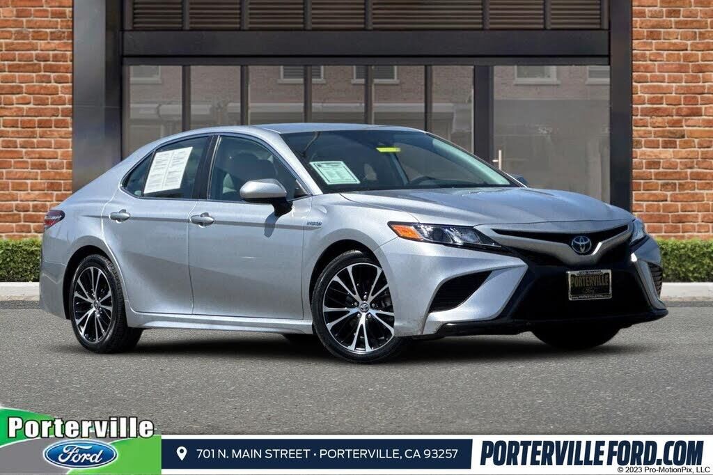 2020 Toyota Camry Hybrid SE — photo 1 of 1